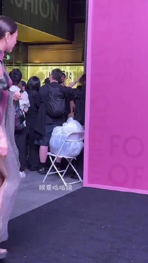 娜然vogue盛典 她时尚度真的满分 小板甲+锁甲的特殊旗袍穿的很帅