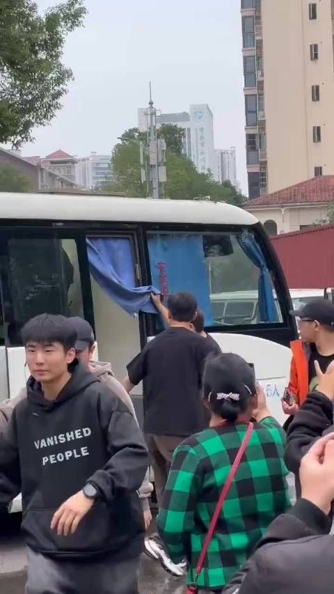 李晨 化完妆出来咯,还是好帅呀!
