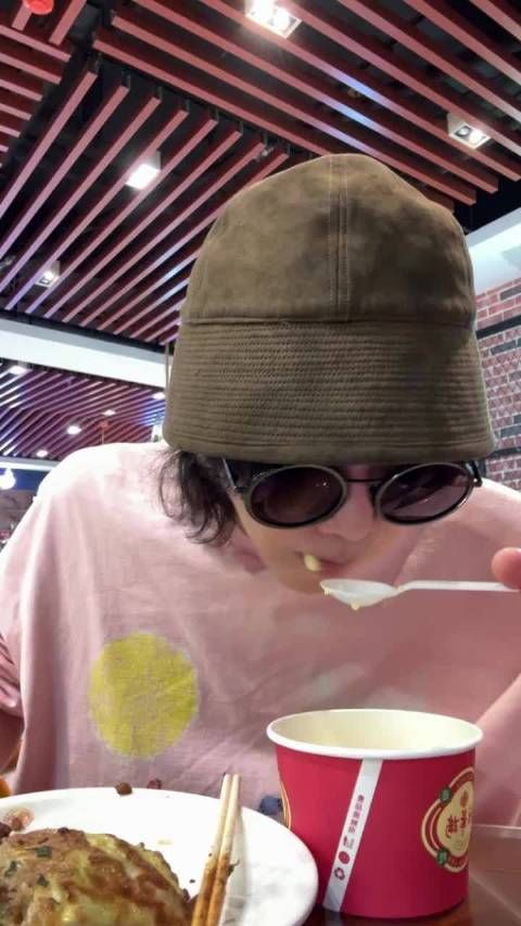 提供武汉及襄阳的丰富美食推荐，并讨论未来的母校访问安排