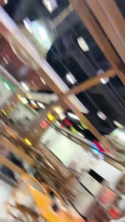 找到舒适的用餐角落,开始享受购买的美食
