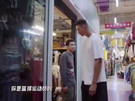 综艺节目《五哈》里，店家询问联哥是否打过篮球？