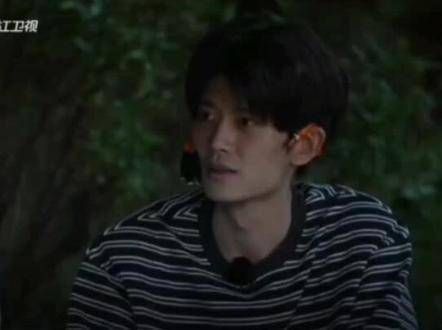 这个笑容如此迷人,即使晒黑了依旧性感帅气…