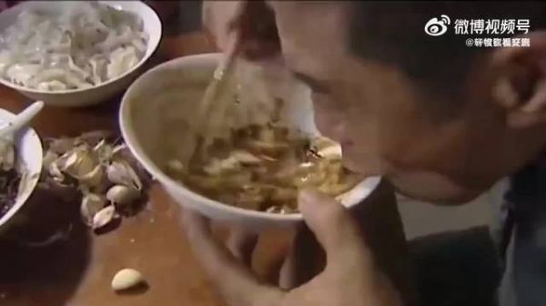 看到这幕,我就想起了“一口面条,一口蒜,一分没花赵德汉”