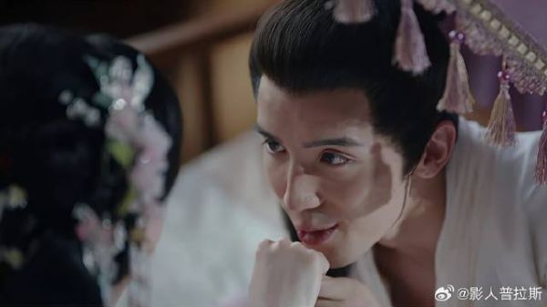 公子正在和花魁厮混 小厮却突然闯进来，场面太尴尬