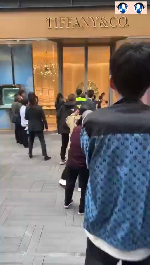 心痛这个妈妈 一直在喊不要砸了,我赔不起,真的配不起