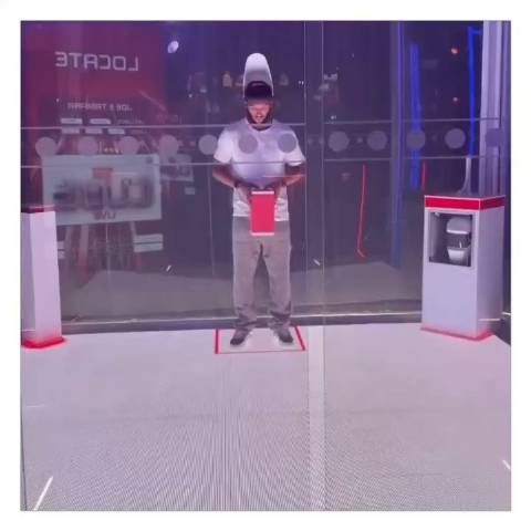 戈麦斯和琼斯在曼彻斯特的魔方玩游戏 ,这是什么游戏啊