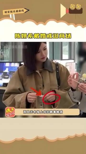 戴着婚戒逛商场,状态非常好,脸庞娇嫩,完全不像41岁的人!