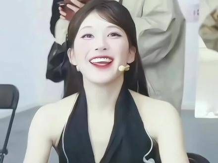 她特意为粉丝画了紫色眼影,原以为大家会喜欢…