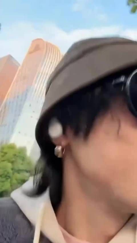 在武汉直播过早,进店前花花兴致高涨,说自己遛弯遛鸟来啦…