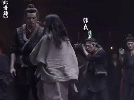 导演韩真示范动作,满满的气质拿捏