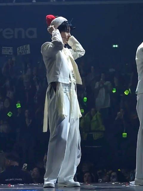 戴上圣诞帽的过程也一整个可爱爆棚 然后像小精灵一样这里挥挥手那里挥挥手