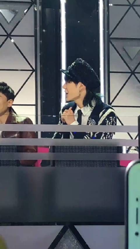 王一博和一般人真不是一个次元的, 就像漫画里走出来的撕漫男本男