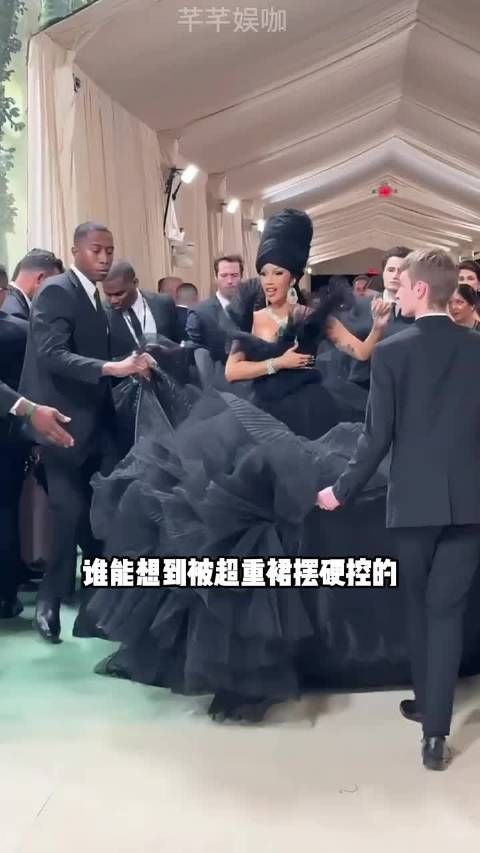 女星被超重裙摆“硬控”,周围人无言以对,古力娜扎寸步难行…