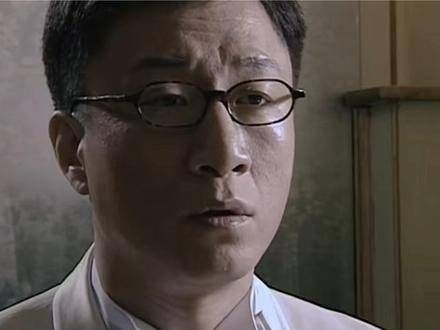 即使隔着屏幕,也能深刻体会到余则成此时的心境,那份迷茫而沉重的哀伤…