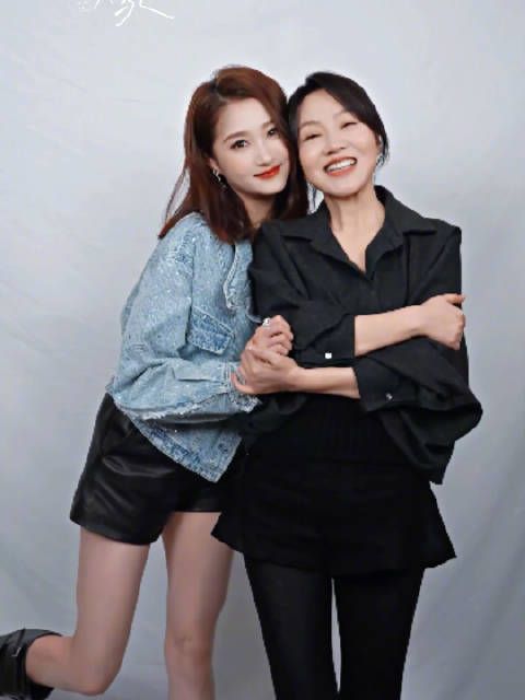 黄玲庄筱婷母女贴贴,是彼此最亲密的人呀~@素描闫妮