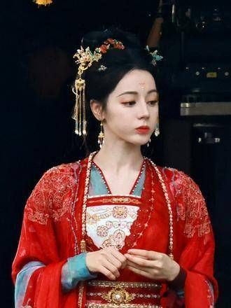 贺思慕演技真好,第一次见到的颜色是段胥假结婚时穿的那件鲜艳的红色婚服