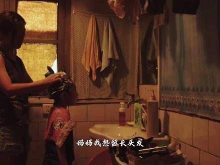 电影《夹缝之间》源自真实事件,重新诠释了一位遭受童年创伤的单亲母亲…