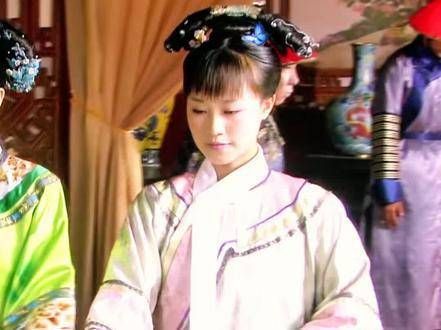 她在饰演浣碧时仅20岁,但演技与气质均不逊色于资深演员