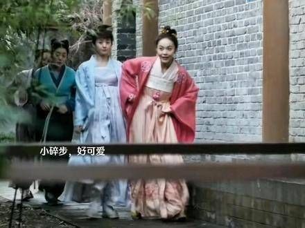 如兰也格外疼爱六妹妹,无论去哪儿都不忘牵着明兰的小手