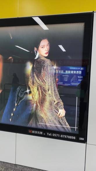 让爸妈帮忙拍摄的杭州地铁瞬间,气场全开,为她加油打call