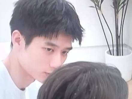 这是头皮屑吗?为什么两个人的头上都有这么多呢?