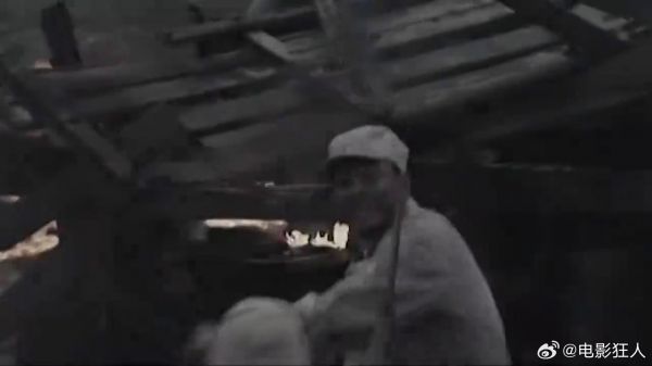 狱长没钱给犯人治病,下秒竟变卖家产,让人感动