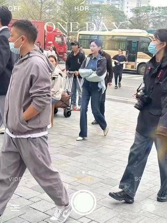 今天整个小区都在追星 佟大为、江疏影正在拍摄《夜色正浓》