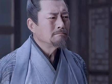 柳姨娘早已将范闲视为亲生骨肉,范闲一有伤情,她焦急万分…