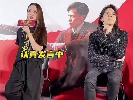 向佐突然站起身来,是在寻找什么,还是在欣赏四周的风景呢?