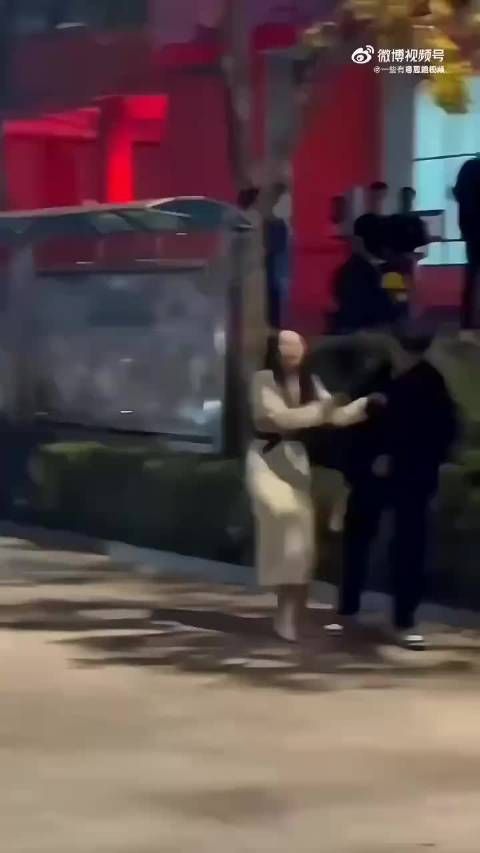 这么漂亮的女朋友还不满足啊? ~!.