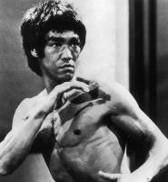 此人乃水浒第一凶星，力大如牛，若与李小龙较量，谁更厉害？