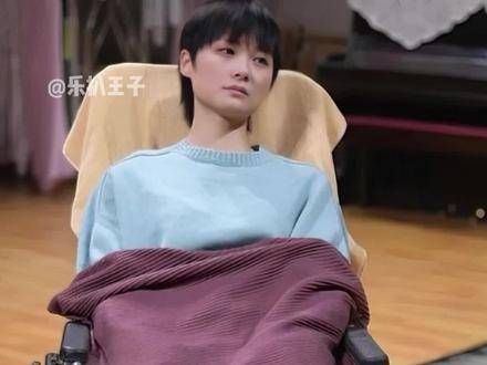 李宇春为何至今单身？一张轮椅照片曝光后，才明白她19年前的决定如今影响深远