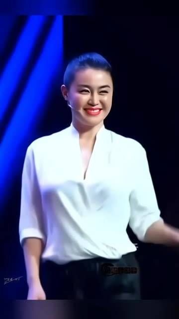 关婷娜,微胖的身形,迷人的五官,深受众人喜爱,真是赵本山老师的得意门生…