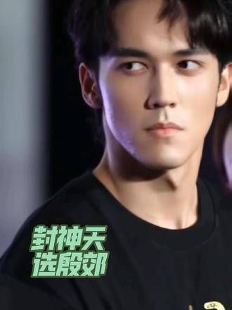 这张如浓墨重彩般的脸庞,真的既古典又现代,既正直又邪魅…