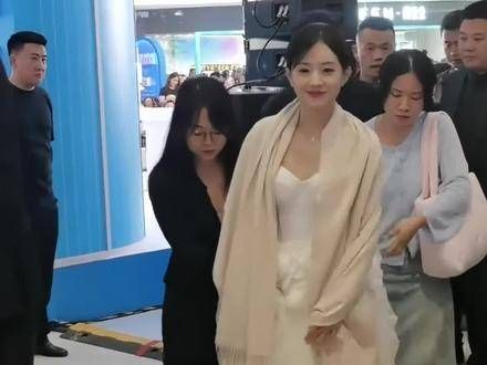 明明赵丽颖体重只有八十多斤,为何男星们抱起她时却显得格外费劲?