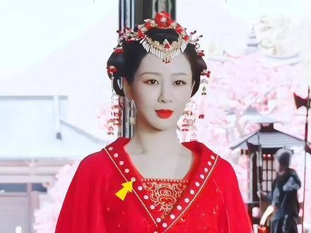 小夭婚礼上处处可见相柳的身影,每个发饰都承载着与相柳的回忆