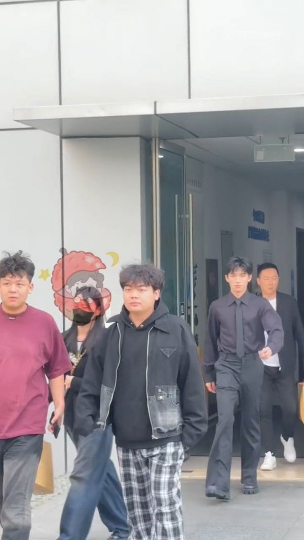 王星越出席五福临门招商会,是全黑衬衫look,满分霸总感的星越呀…