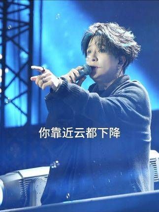 我遇到了一个男孩,他显得异常安静