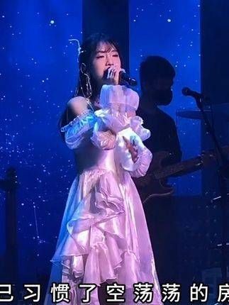 习惯这个词充满苦涩,它能代替一切难以启齿的情感
