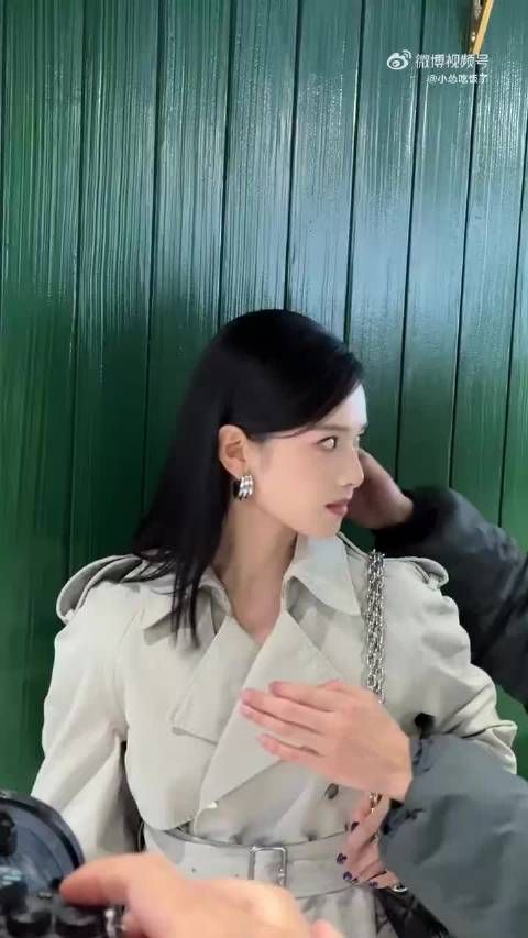 张婧仪的存在就是一场视觉盛宴,风衣造型则是盛宴中的佳肴…