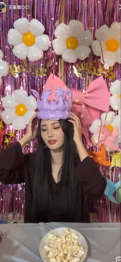 王紫璇生日直播来啦~继上次直播做漆扇“状况百出”后…