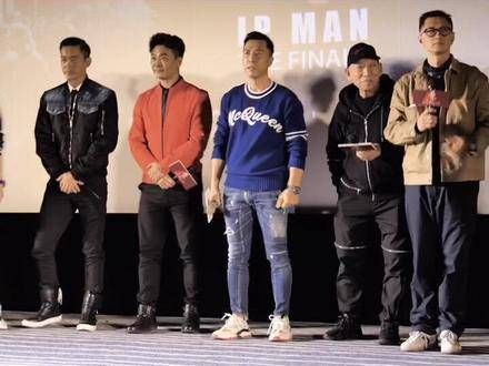 现场男粉丝的热情简直爆棚!登台瞬间点燃全场,欢呼声不断