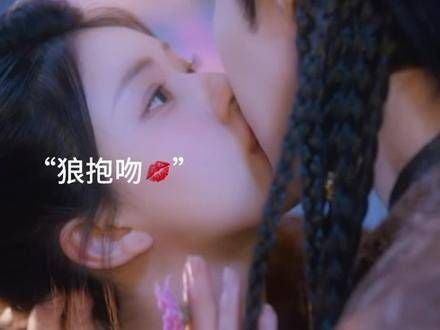 “她试图逃离,他却紧紧抓住,热烈地吻下去”