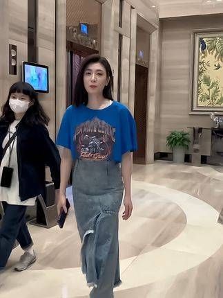 贾静雯现身活动现场,风采依旧