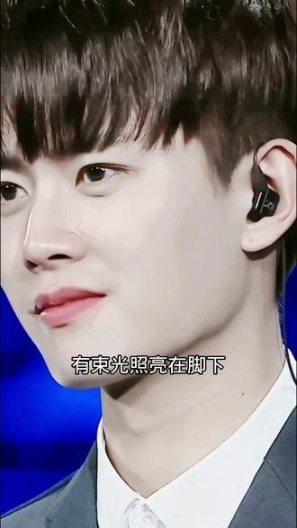 静静聆听任嘉伦演唱《少年如你》的一小段吧!