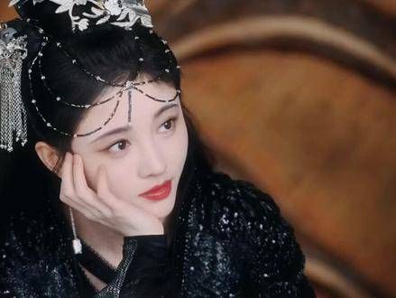 有这样的魔后,谁还愿意出门呢!鞠婧祎