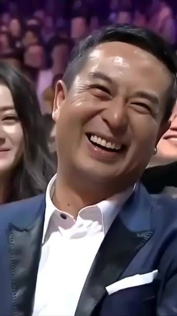 上台颁奖,闫妮也亲临现场支持,台上特别感谢了台下的“剧中媳妇”闫妮…