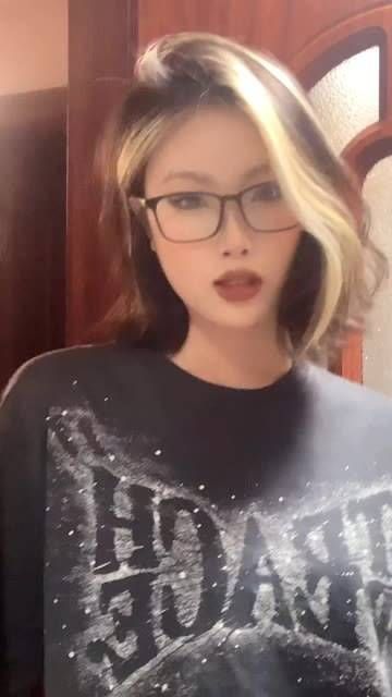 22年与姐妹们立下目标,要活成萧亚轩的模样,25岁以上的男士就不再考虑了