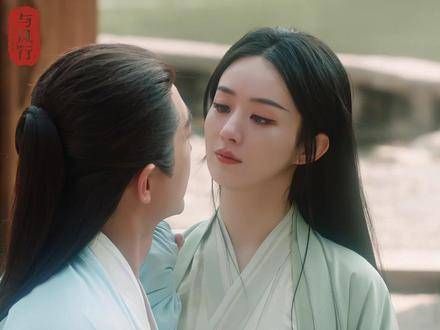 在《与凤行》中的表演带有一丝微妙的幽默感…