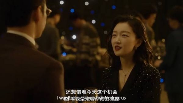 周冬雨化身职场女强人 和富少谈话,三句话不离工作
